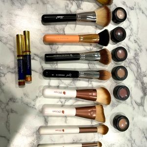 Beauty brush hall and eyeshadows.